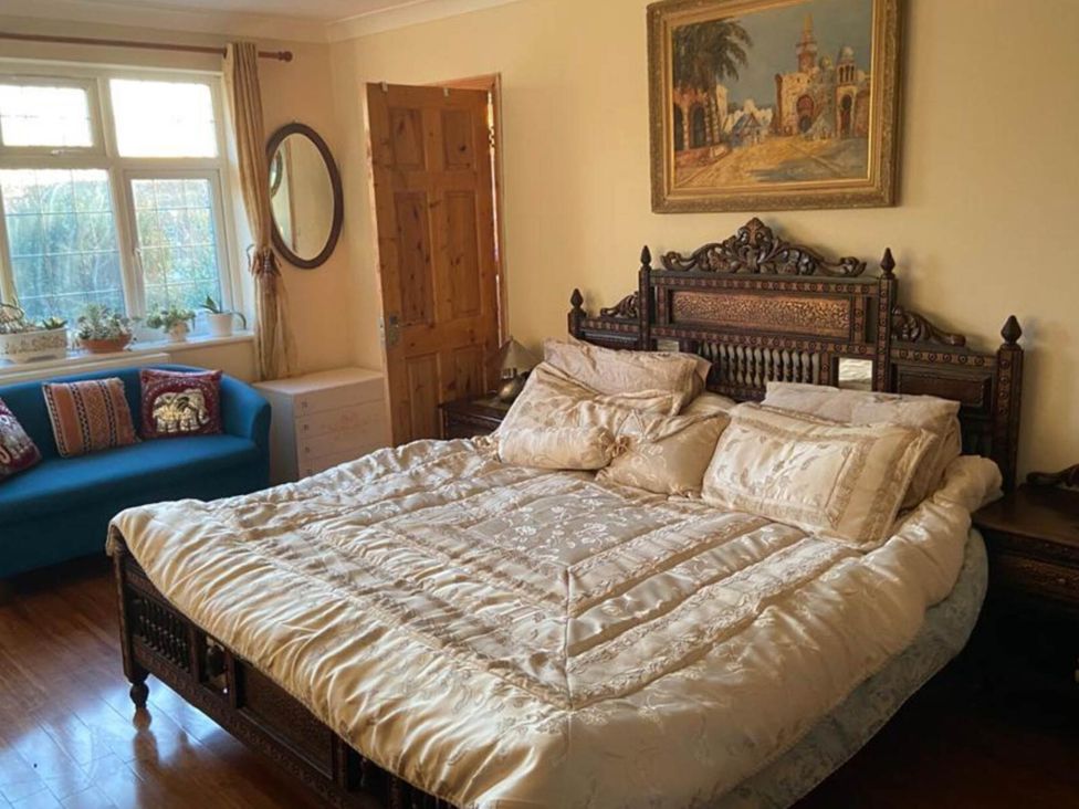 A bedroom with a bed and sofa at Apartment - Sleeps 4 - Parking - Balcony - Garden in High Wycombe