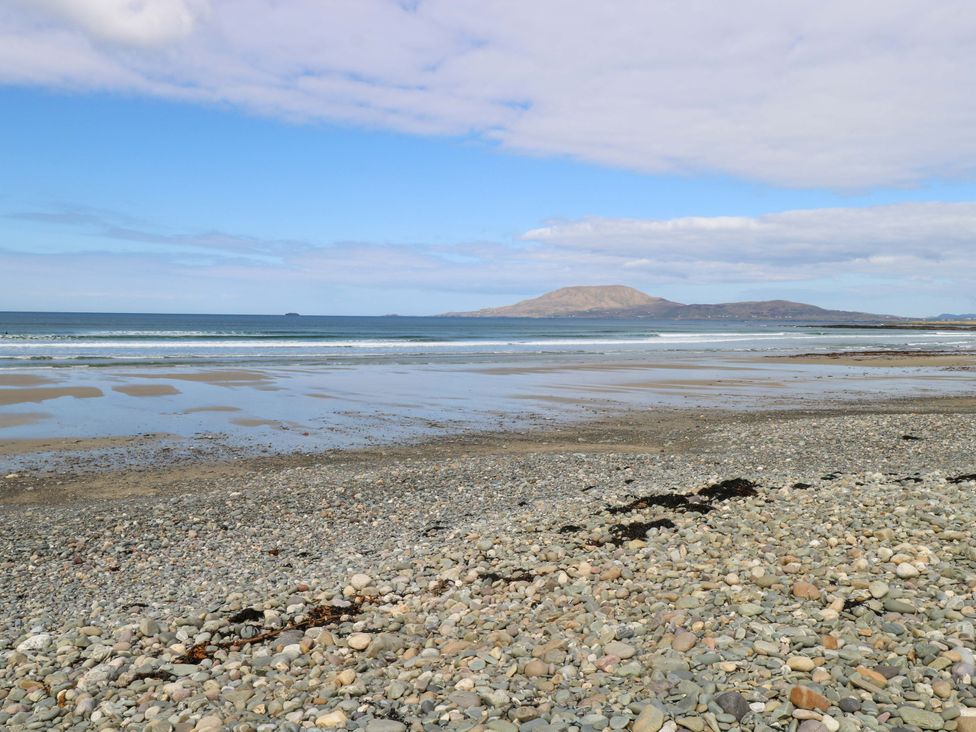 A beach with stones and ocean view at Ocean View in Westport