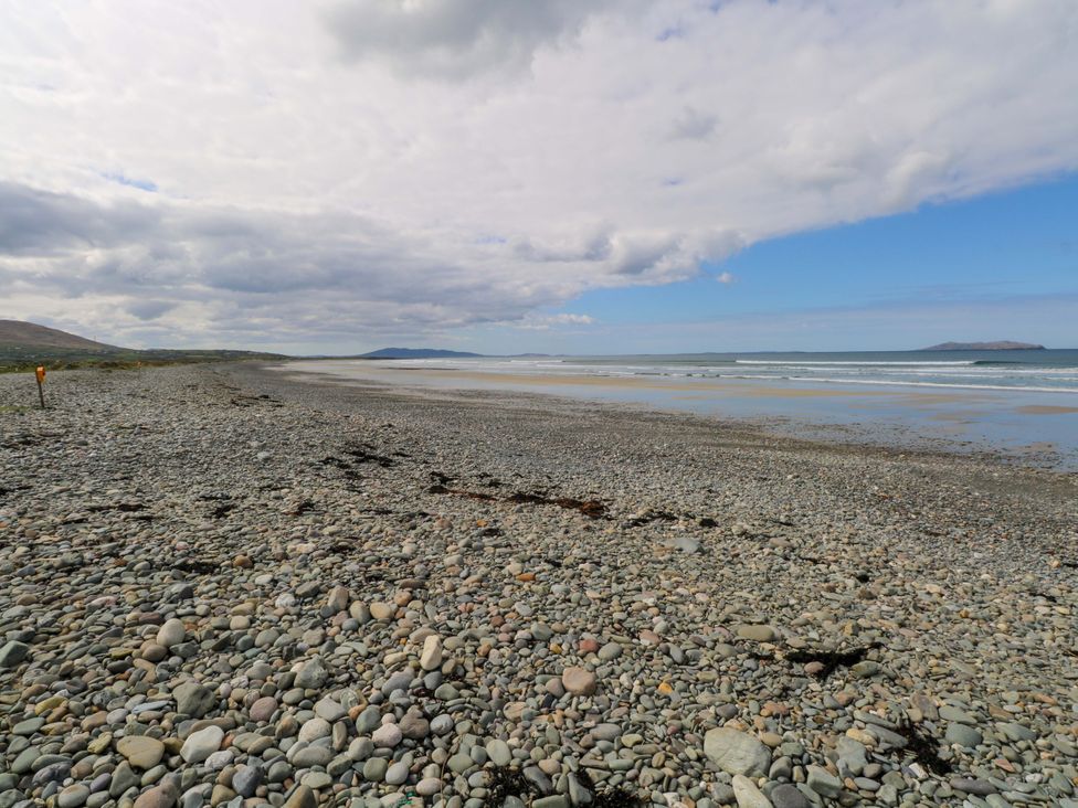 A beach with pebbles and sea at Ocean View in Westport