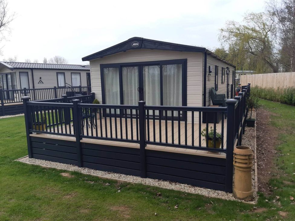 A lodge with decking and railing at 2 Bed Lodge Sleeps 4 - Pet Welcome - Fireplace, Cirencester