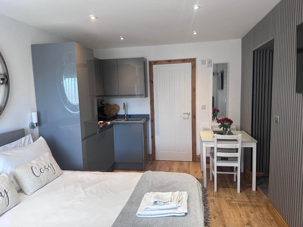 A studio with a bed and kitchen area at Beautiful 1-Bed studio in Penrith