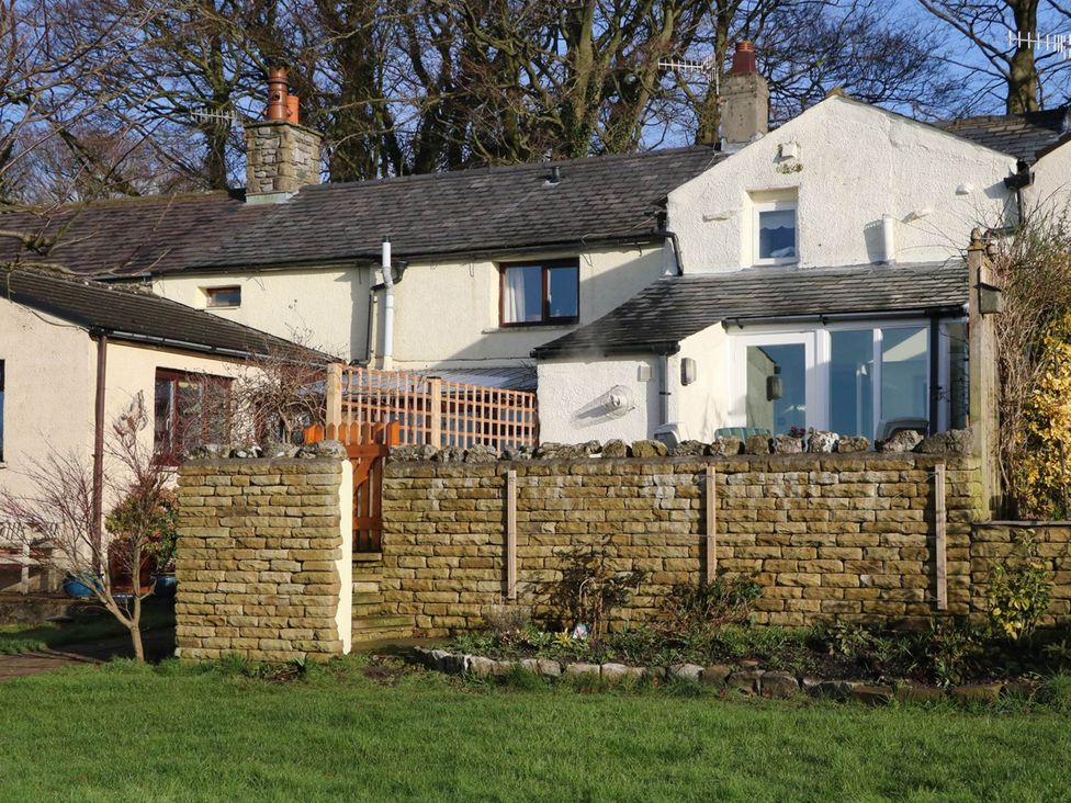 A house with a garden and stone wall at Ingleton 2-Bed Cottage, Sleeps 4, Pet Ok & Parking Ingleton