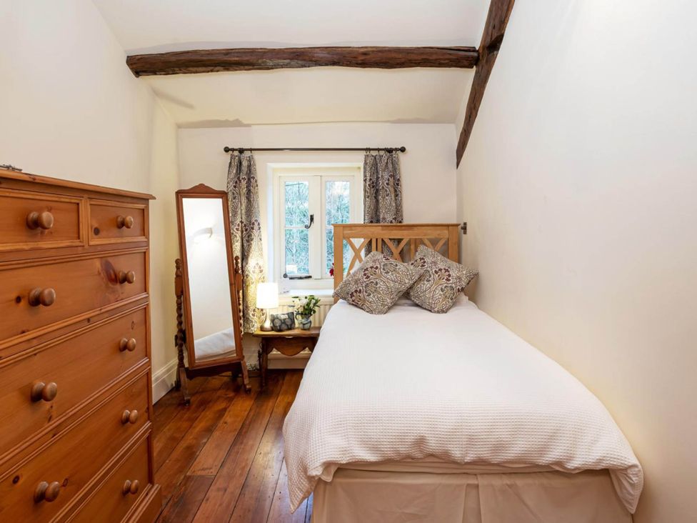 A bedroom with a single bed and mirror at Ingleton 2-Bed Cottage, Sleeps 4, Pet Ok & Parking, Ingleton