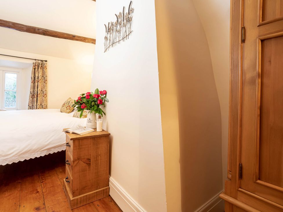 A bedroom with a bed and a bedside table at Ingleton 2-Bed Cottage, Sleeps 4, Pet Ok & Parking, Ingleton