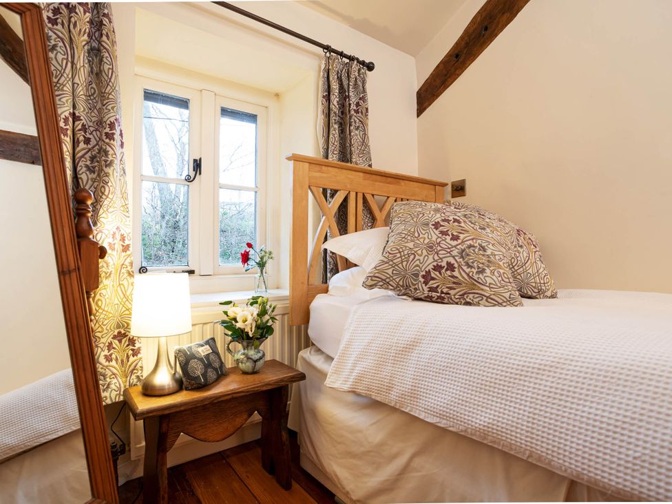 A bedroom with a bed and bedside table at Ingleton 2-Bed Cottage, Sleeps 4, Pet Ok & Parking, Ingleton
