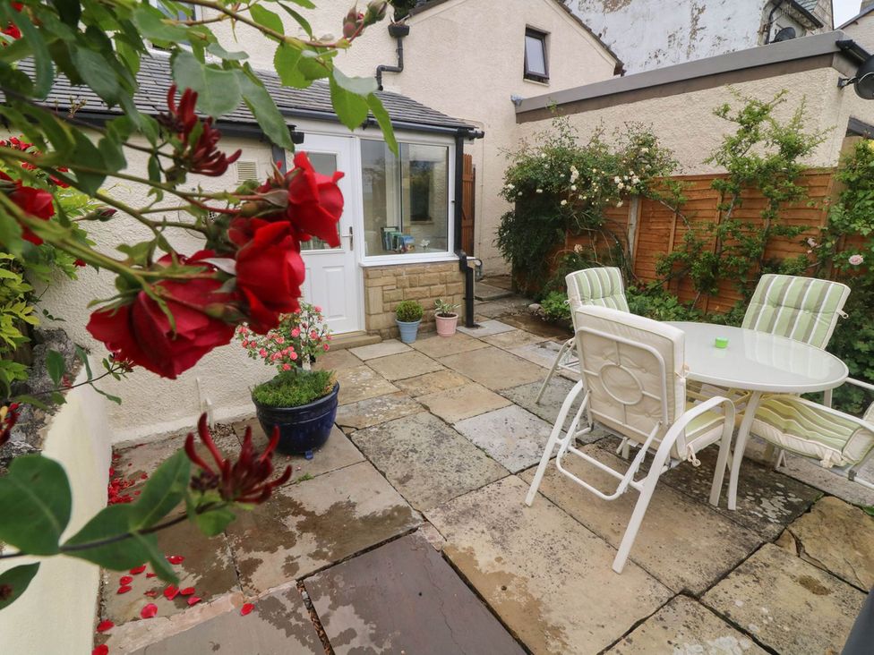 A garden with table and chairs at Ingleton 2-Bed Cottage, Sleeps 4, Pet Ok & Parking, Ingleton