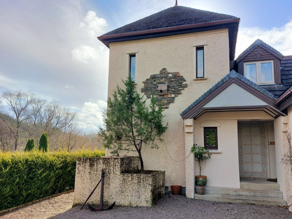 A building with a pathway and plants at 1 Bed Lodge - Sleeps 2 - Parking - Wifi, Salen