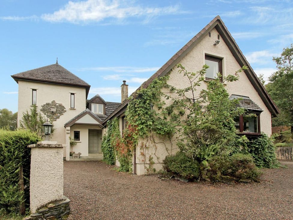 An exterior view of a house with a garden and entrance at 1 Bed Lodge - Sleeps 2 - Parking - Wifi, Salen