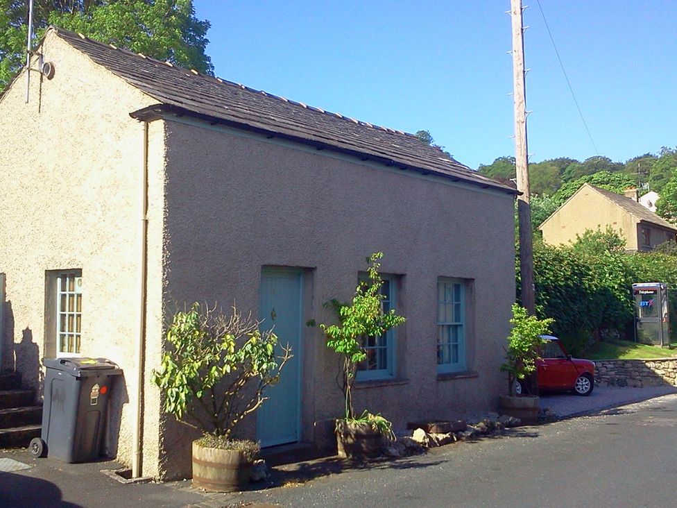 A house with a blue door and window at Cottage - Sleeps 4 - Pets Ok - Garden - Parking Carnforth