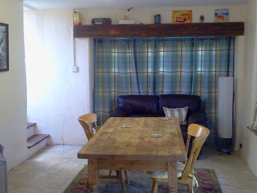 A dining room with a table and chairs at Cottage - Sleeps 4 - Pets Ok - Garden - Parking in Carnforth