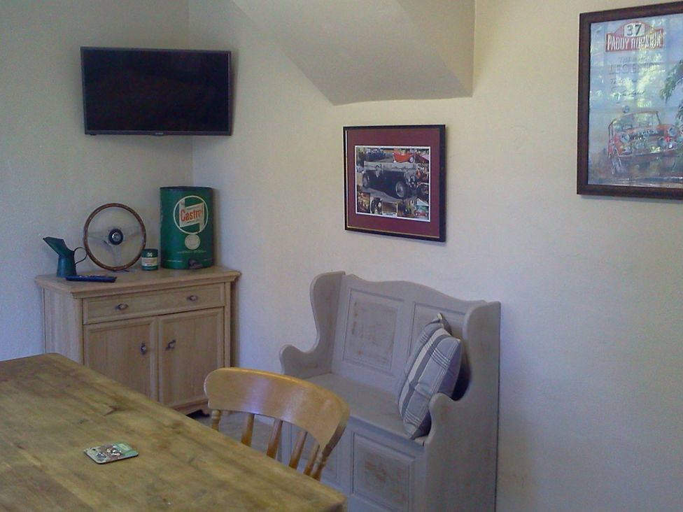 A dining room with a table and chairs at Cottage - Sleeps 4 - Pets Ok - Garden - Parking, Carnforth