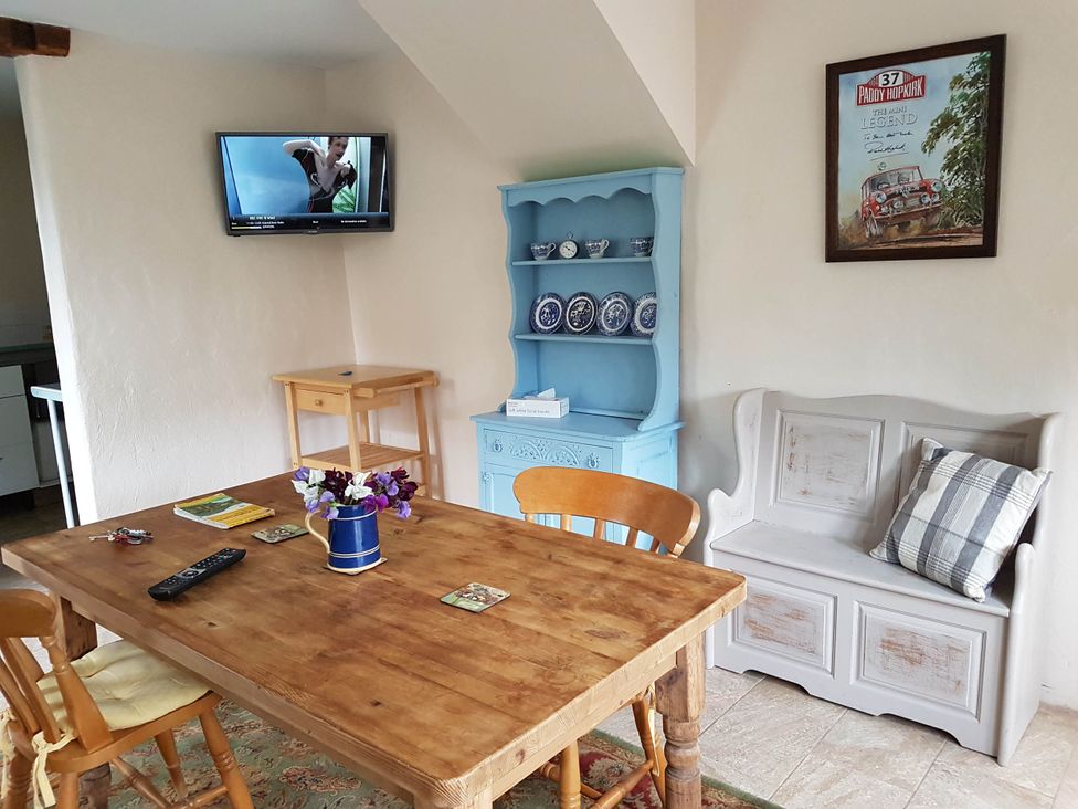 A dining room with a table and chairs at Cottage - Sleeps 4 - Pets Ok - Garden - Parking, Carnforth