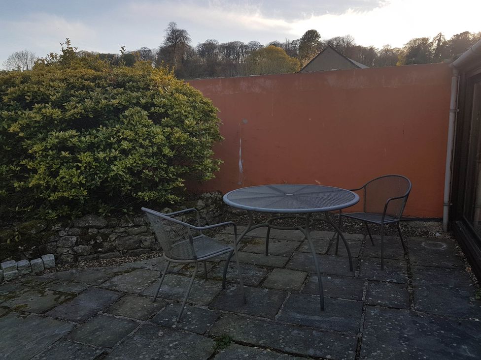 A garden with a table and chairs at Cottage - Sleeps 4 - Pets Ok - Garden - Parking in Carnforth