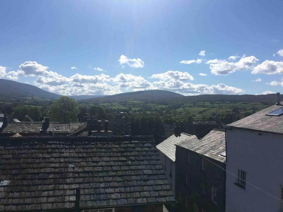 A view of rooftops and mountains under a clear sky at Sedbergh Penthouse - KingBed - Tv - Wifi Sedbergh