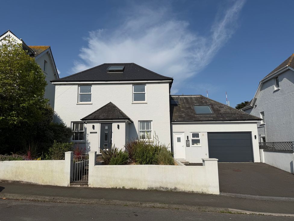 A house with a garage and garden at Lorrell in Salcombe