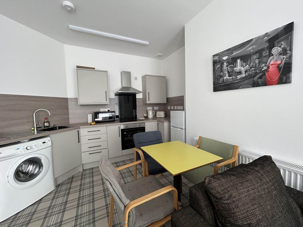 A kitchen with appliances and seating at Buckie Haven 3 Bed Contractors Business Travellers in Buckie