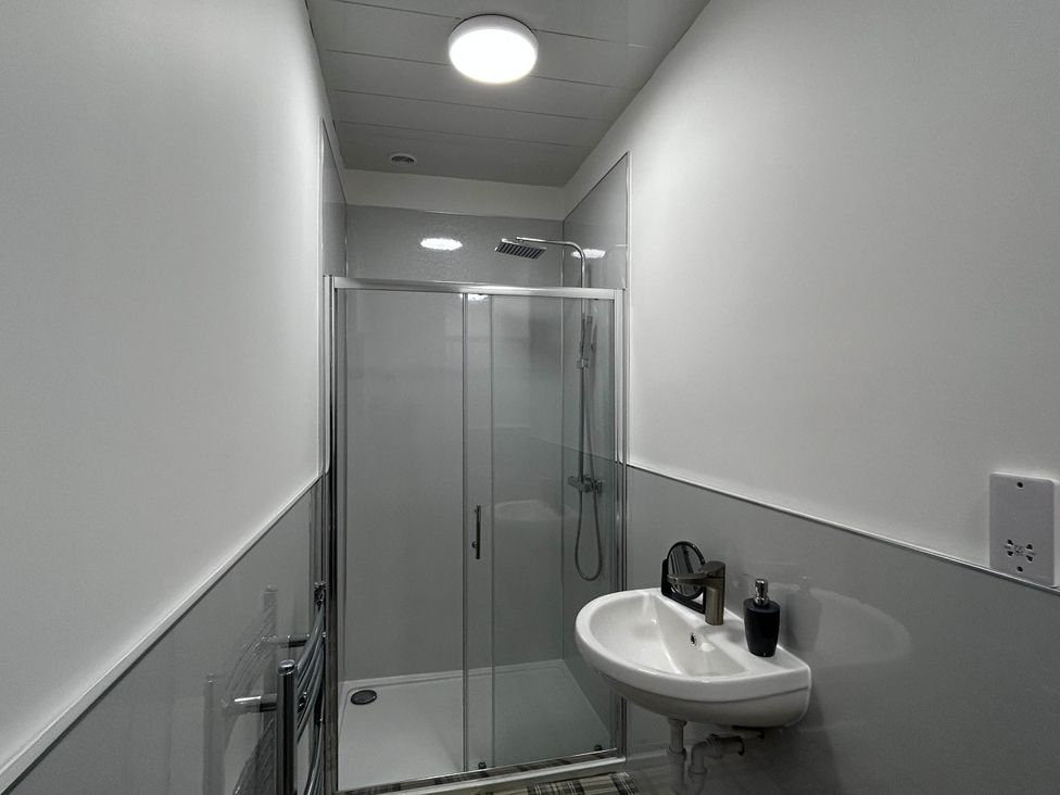 A bathroom featuring a shower and sink at Buckie Haven 3 Bed Contractors Business Travellers in Buckie
