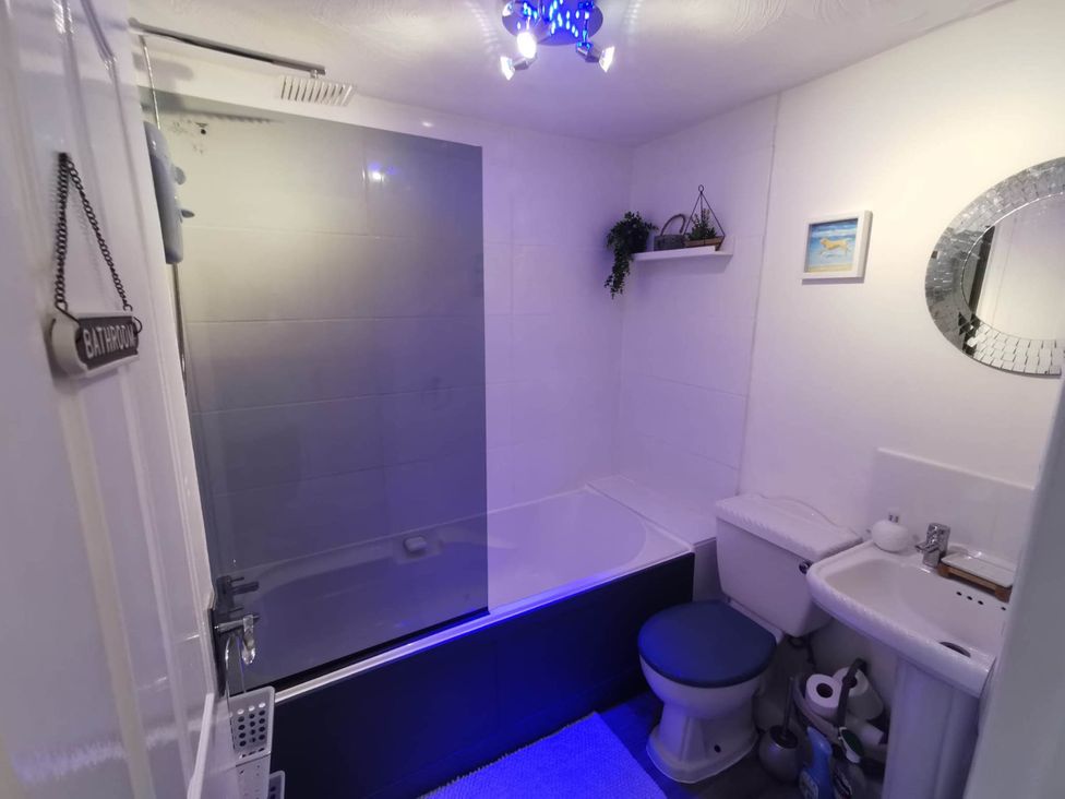 A bathroom with a bathtub, toilet, and sink at Stunning 2-Bed House in Macclesfield Cheshire