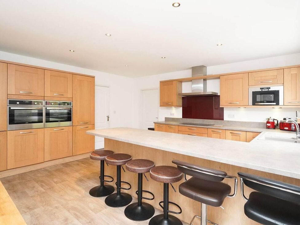 A kitchen with built-in ovens and a large island at Rent My Spa Home with Pool table, Hottub and Sauna in Chesterfield