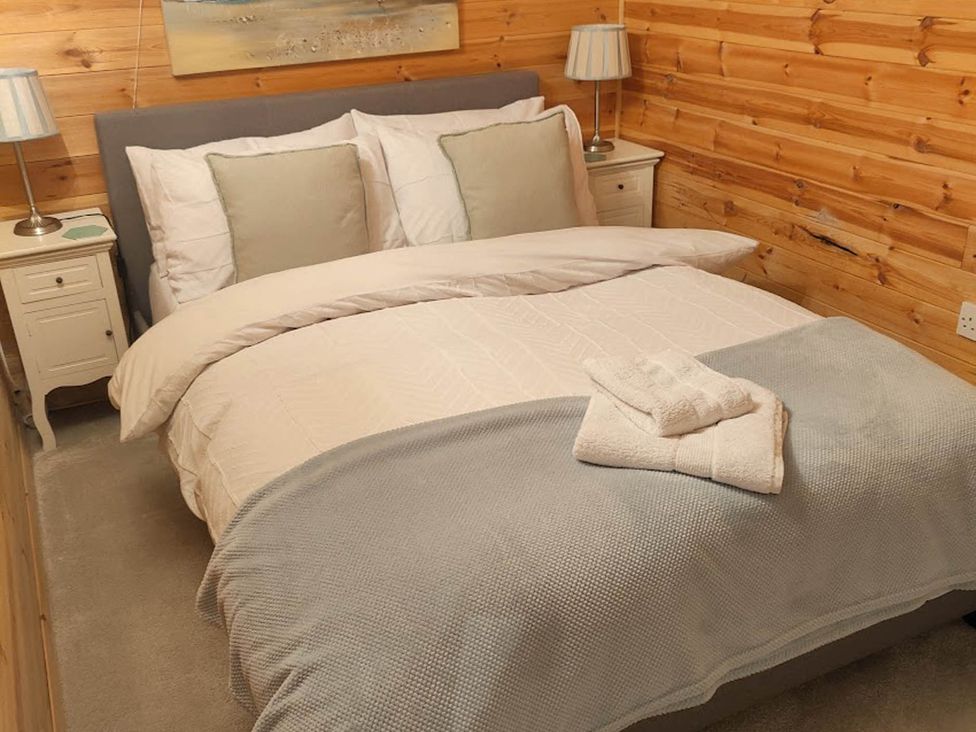 A bedroom with a bed and nightstand at Peaceful Cabin in Skegby -Sleeps2- Fire Pit Stanton Hill