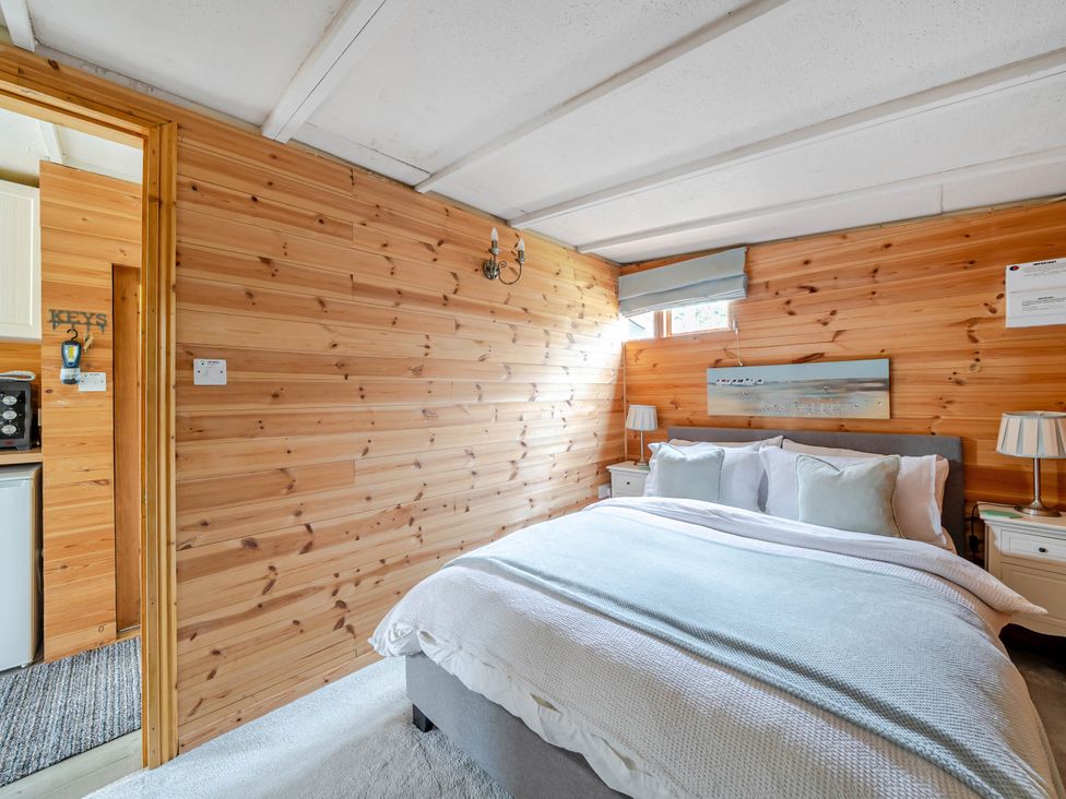 A bedroom with a bed and bedside tables at Peaceful Cabin in Skegby -Sleeps2- Fire Pit Stanton Hill