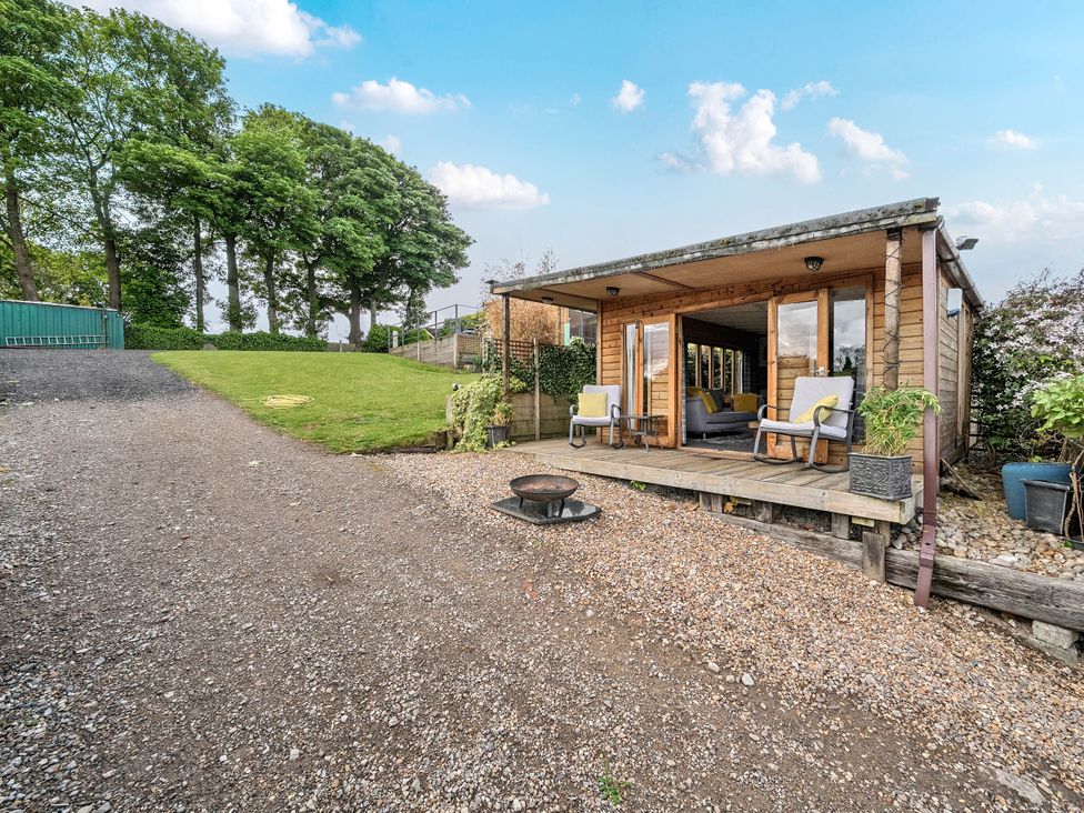 An outdoor area with a cabin and fire pit at Peaceful Cabin in Skegby -Sleeps2- Fire Pit Stanton Hill