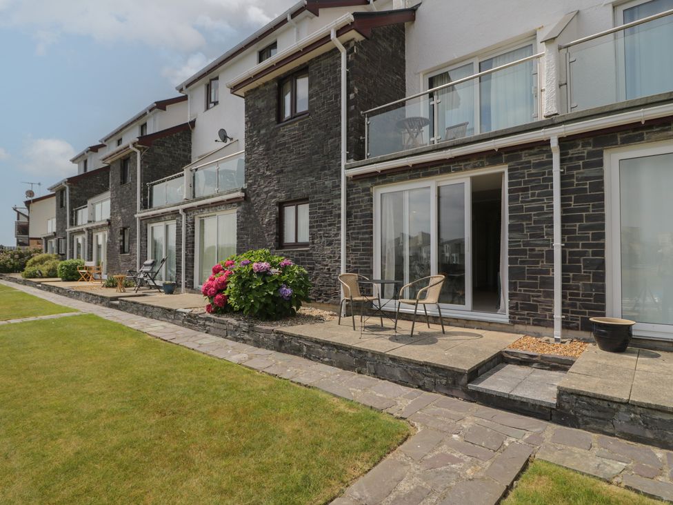 A garden area with seating and plants at Harbourside in Porthmadog
