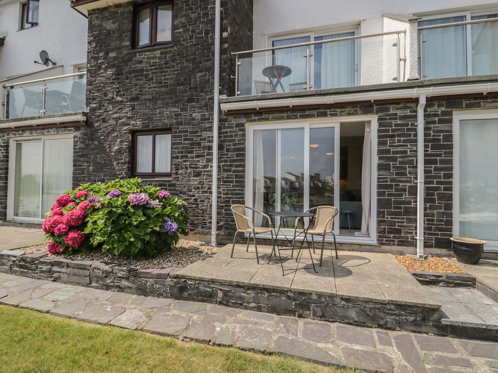 An outdoor area with a flower bed and a table with chairs at Harbourside in Porthmadog