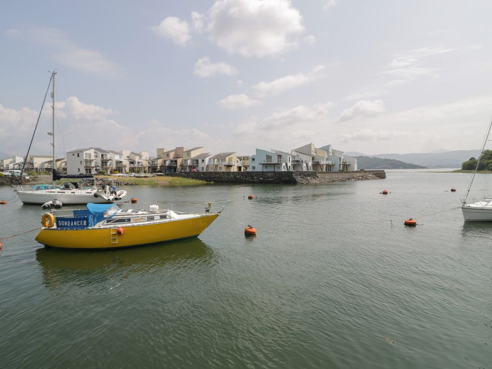 A view of boats and houses by the water at Harbourside in Porthmadog