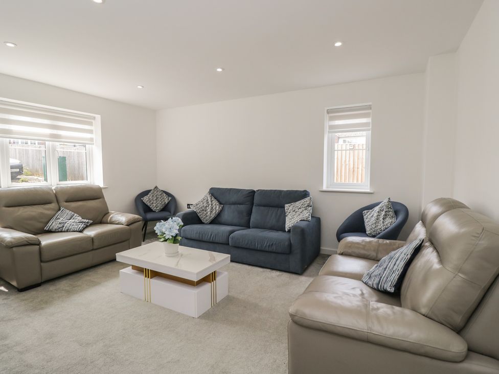 A living room with sofas and a coffee table at 1 Brunel Court 
