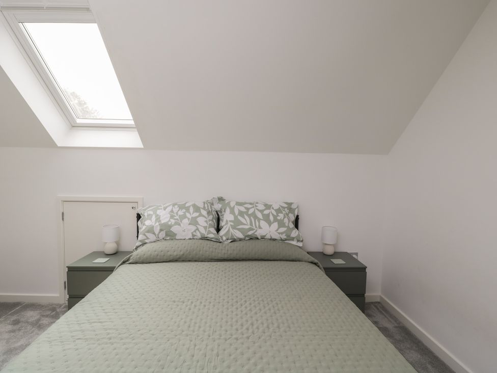 A bedroom with a bed and bedside tables at 1 Brunel Court 