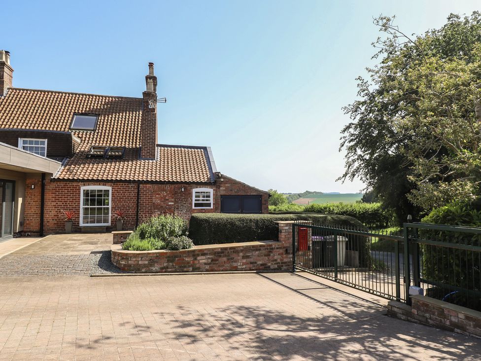 An outdoor view of a house with garden at Ivy House near Louth