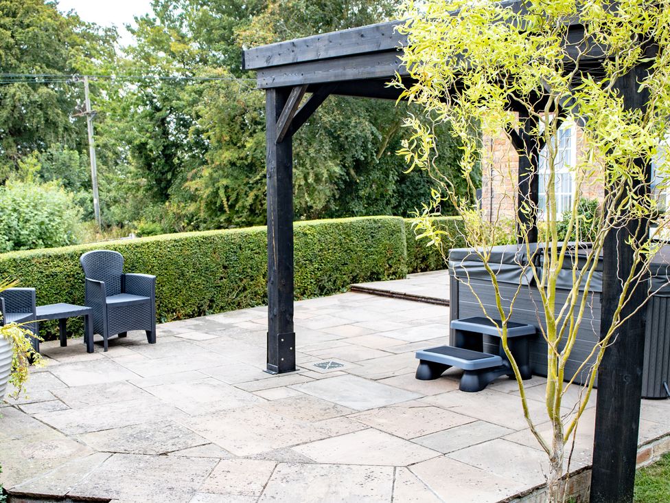An outdoor area with chairs and a hot tub at Ivy House near Louth