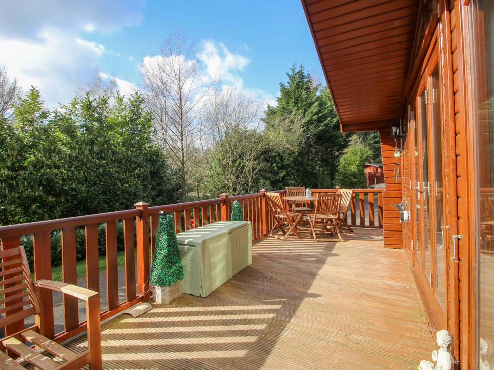 A deck with a table and chairs at No.14 Astbury Falls Luxury Retreat in Bridgnorth