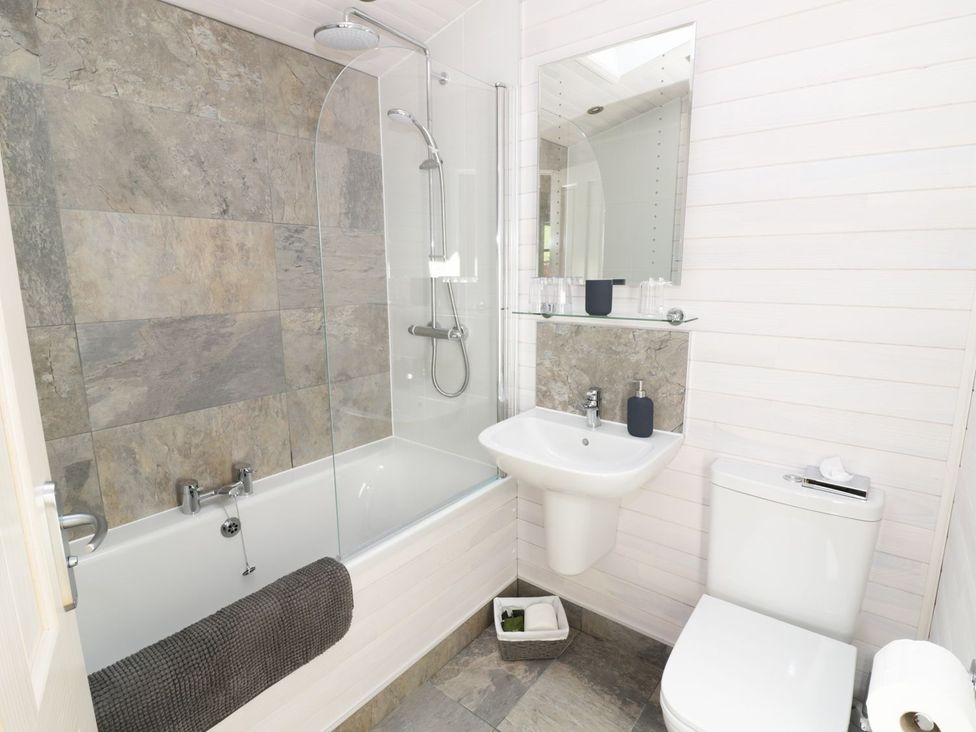 A bathroom with bathtub, sink, and toilet at Skylark in Ross-on-Wye
