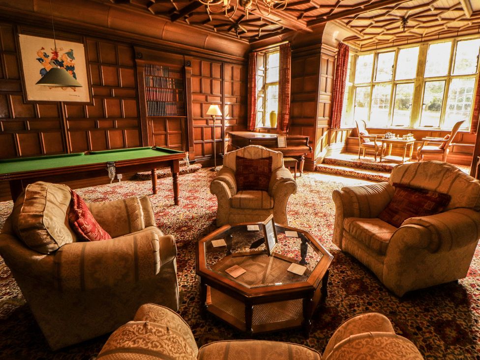 A living room with a pool table and seating arrangement at Rochester Apartment in Orton