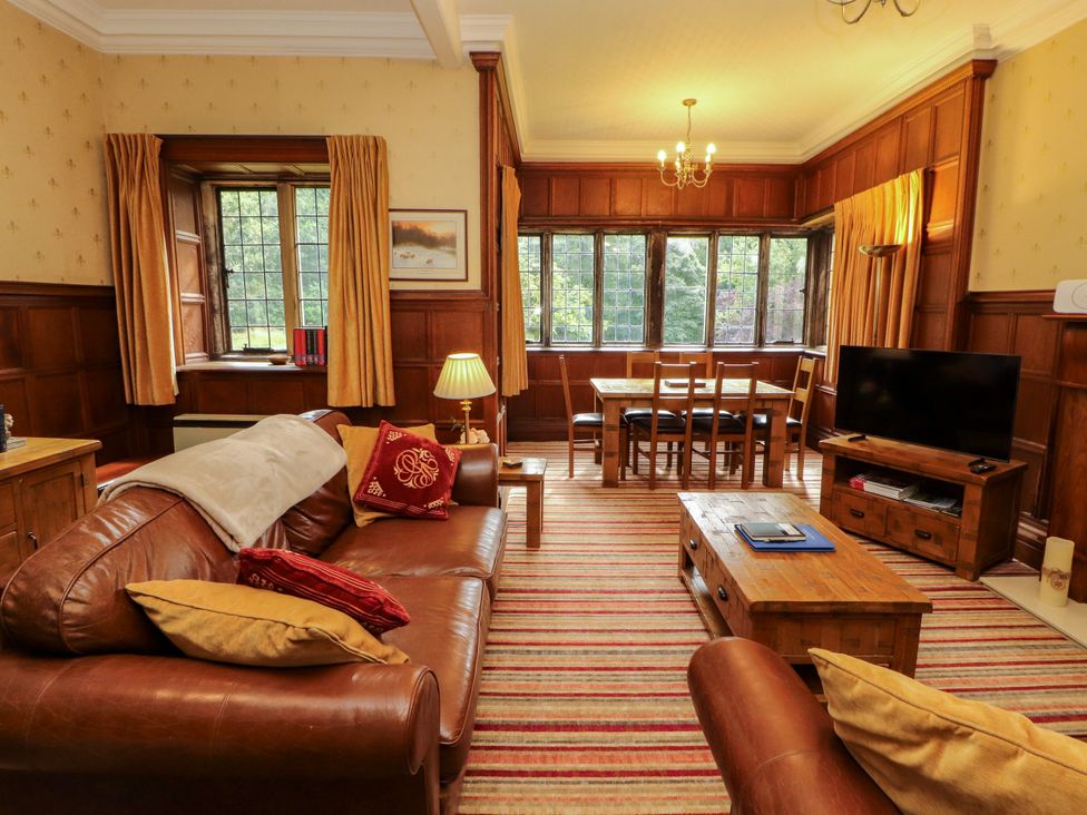 A living room with a sofa and dining area at Rochester Apartment in Orton