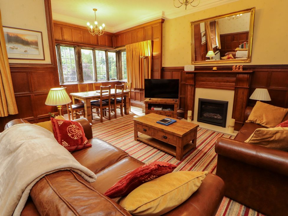 A living room with a sofa and coffee table at Rochester Apartment in Orton
