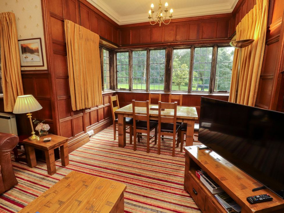 A dining room with a table and chairs at Rochester Apartment in Orton