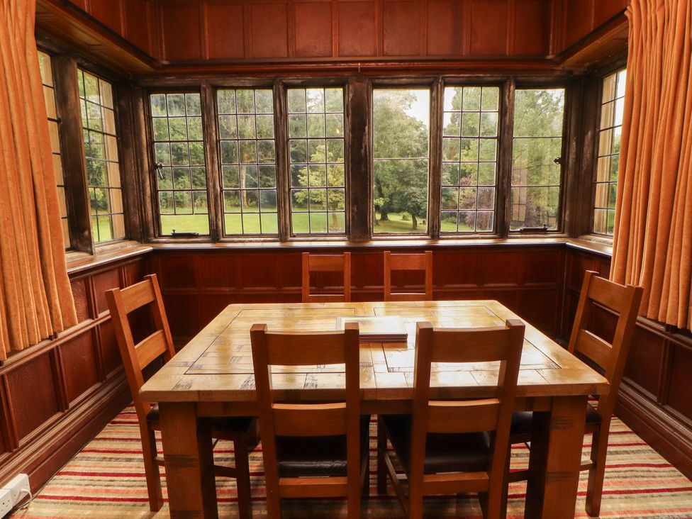 A dining room with a table and chairs at Rochester Apartment in Orton