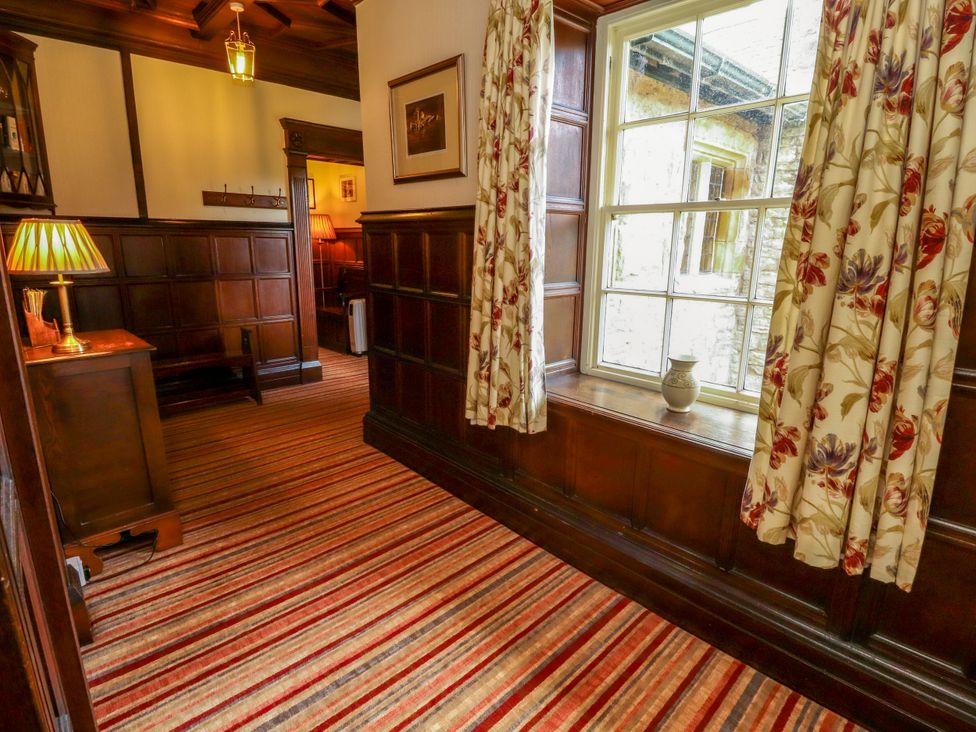 A hallway with a window and a table at Rochester Apartment in Orton