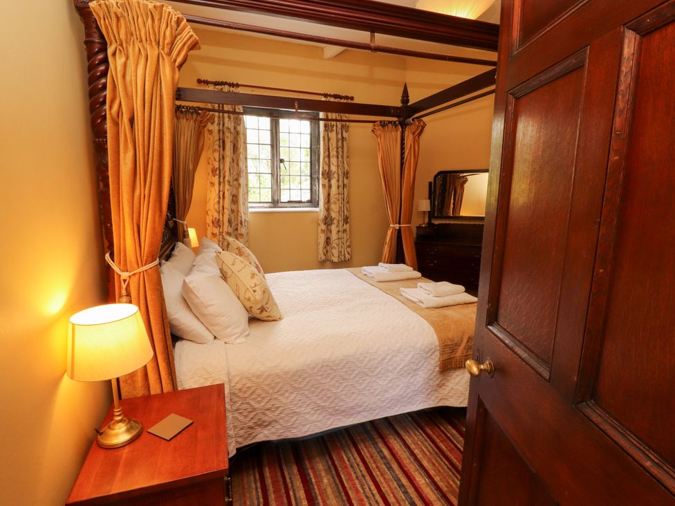 A bedroom with a bed and lamp at Rochester Apartment in Orton