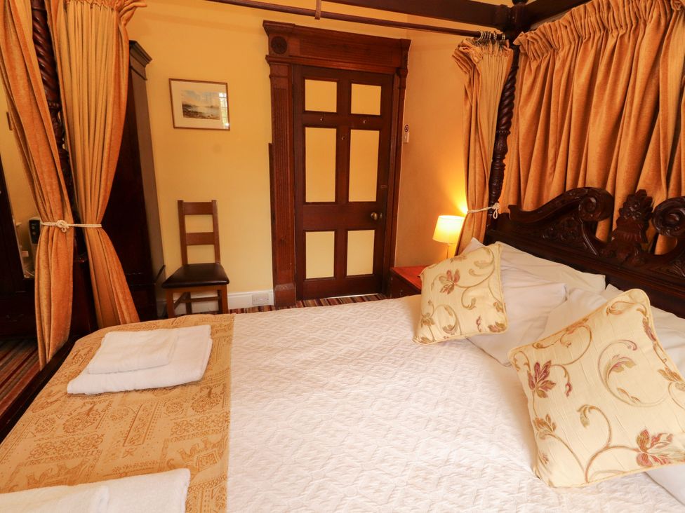 A bedroom with a bed and a chair at Rochester Apartment in Orton