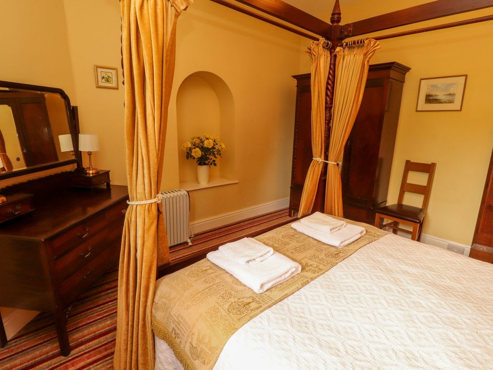 A bedroom with a bed and dresser at Rochester Apartment in Orton