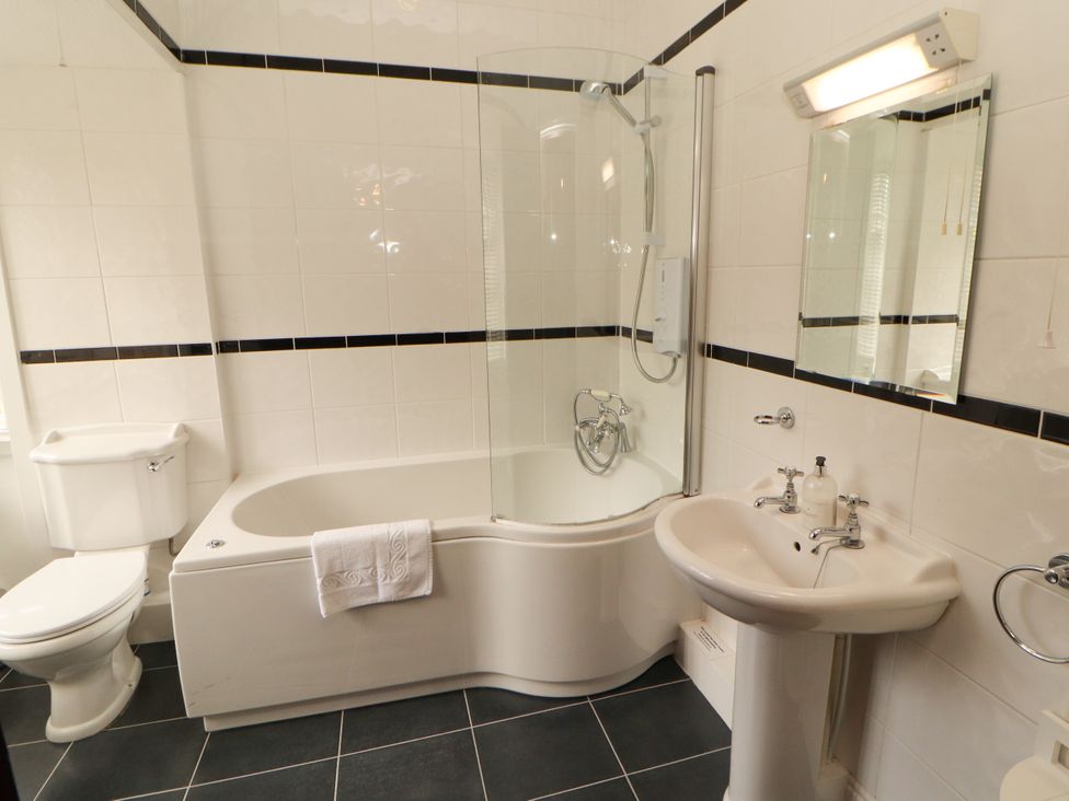 A bathroom with a bathtub, toilet, and sink at Rochester Apartment in Orton
