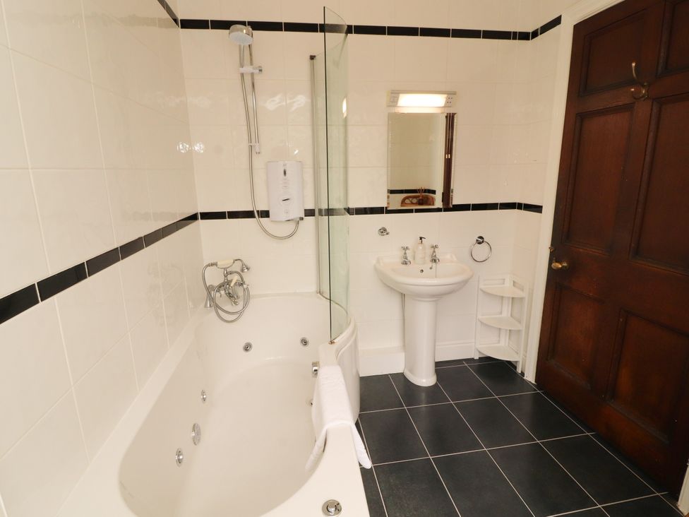 A bathroom with bathtub, sink and shower at Rochester Apartment in Orton