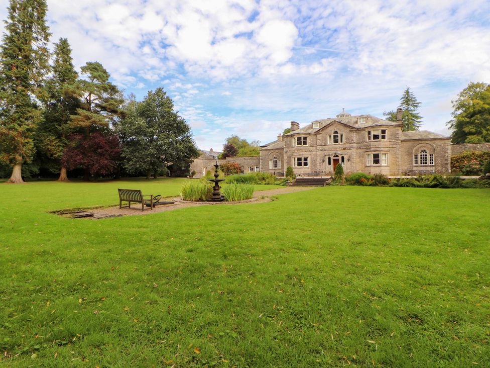 A house with a garden and fountain at Rochester Apartment in Orton
