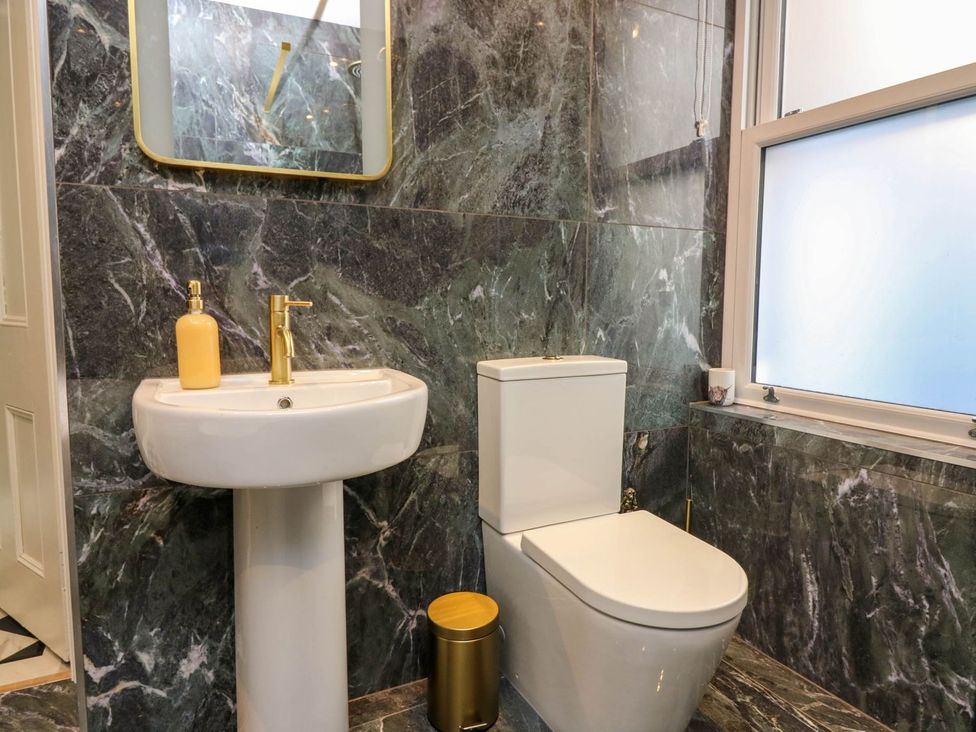 A bathroom with a sink and toilet at Evansford Ballater
