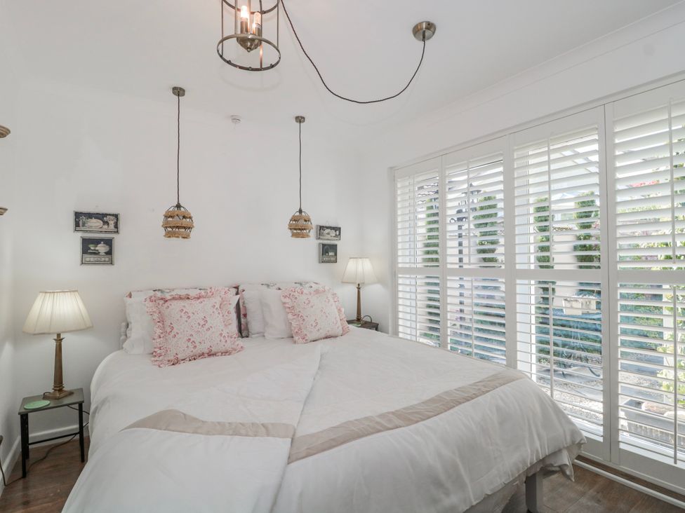 A bedroom with a bed and lamps at 7 The Cedars in Wotton-Under-Edge