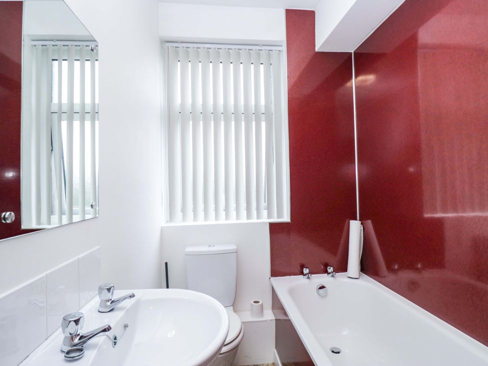 A bathroom with a tub, toilet, and sink at Tethera in Ennerdale